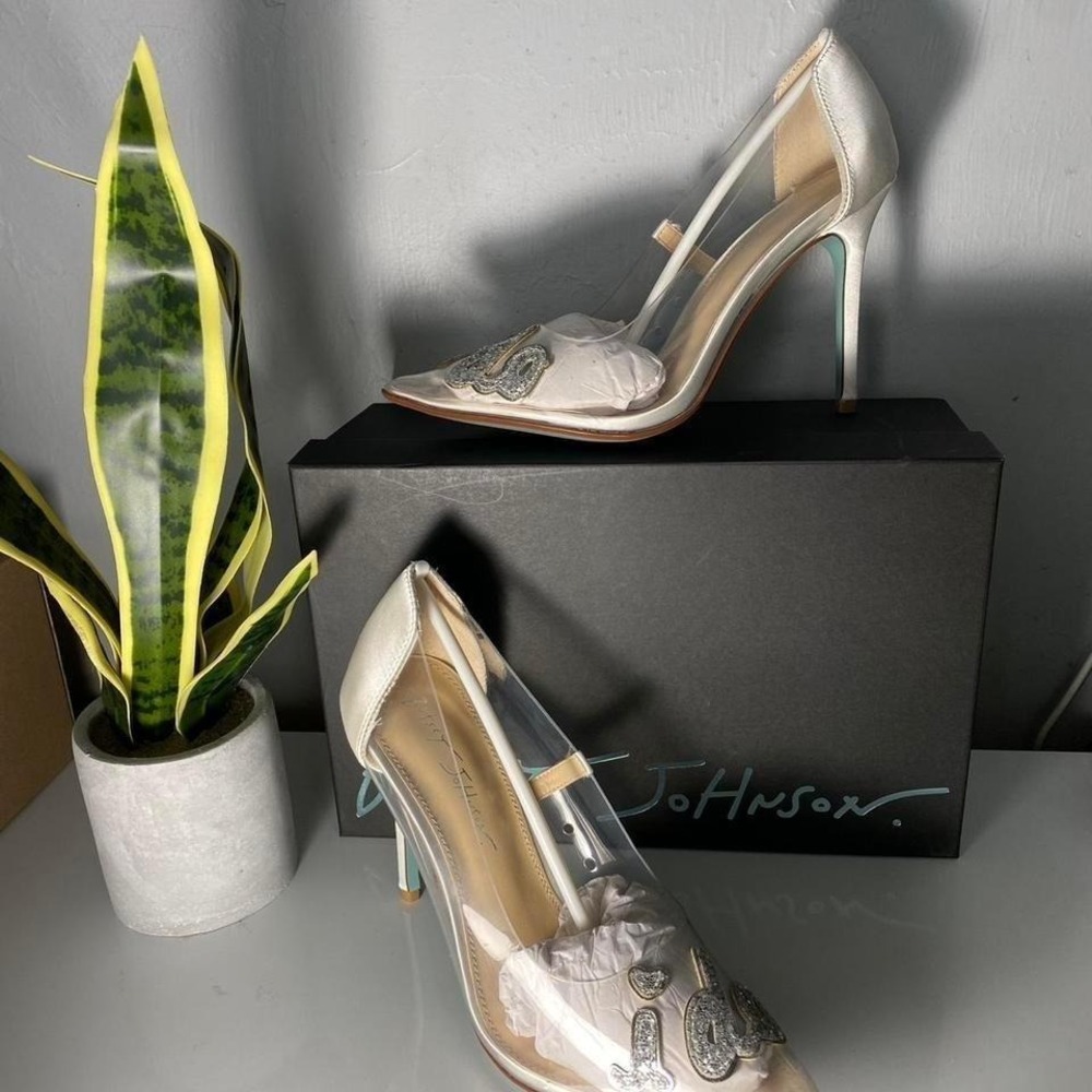 Betsey Johnson White and green embroidered pumps Size 6